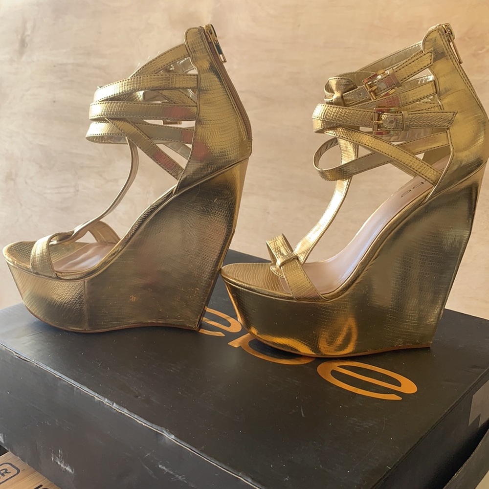 Gold Platform Sandals - Picture 5 of 6